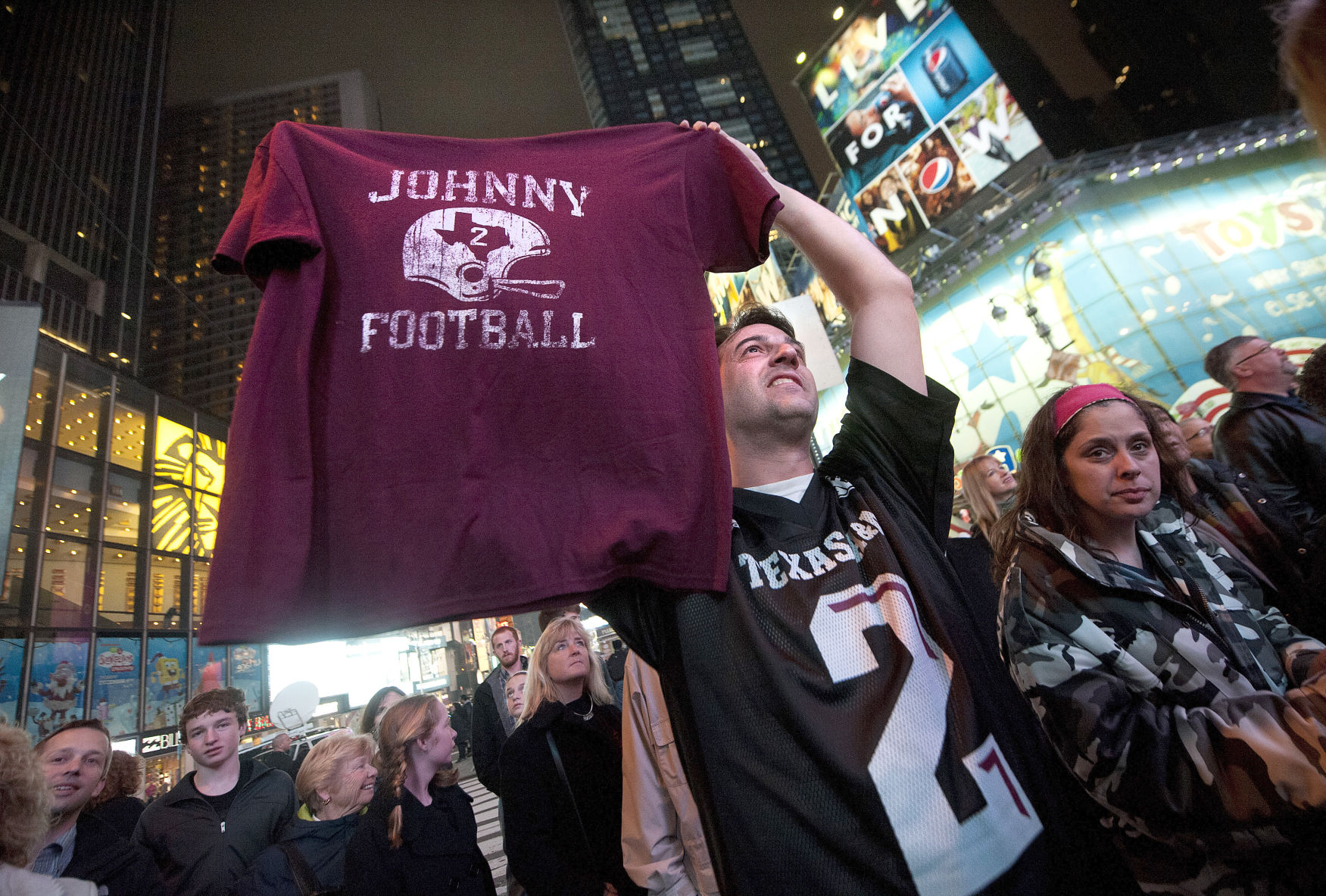 Johnny Manziel wins the Heisman Trophy